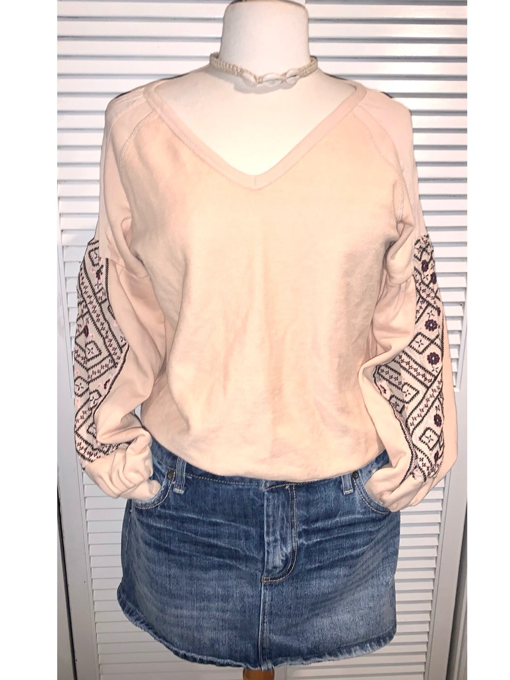 Gimmicks by BKE V neck embroidered sweatshirt Women’s Small